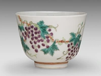 A chinese famille rose 'grapevine' cup, with a qianlong mark, 19thc, h 6 cm - an assembled gaiwan lidded tea bowl, a 18thc lid and a 19thc 'peach' tea bowl, total h 7 - ø 9,5 cm - afbeelding 8 van  14