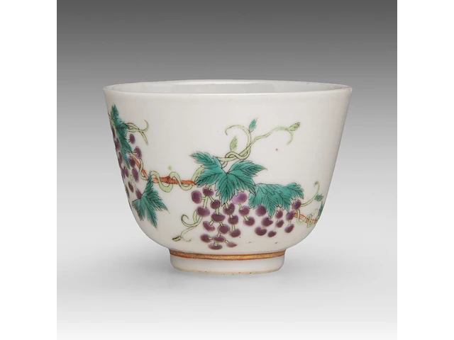 A chinese famille rose 'grapevine' cup, with a qianlong mark, 19thc, h 6 cm - an assembled gaiwan lidded tea bowl, a 18thc lid and a 19thc 'peach' tea bowl, total h 7 - ø 9,5 cm - afbeelding 9 van  14