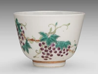 A chinese famille rose 'grapevine' cup, with a qianlong mark, 19thc, h 6 cm - an assembled gaiwan lidded tea bowl, a 18thc lid and a 19thc 'peach' tea bowl, total h 7 - ø 9,5 cm - afbeelding 9 van  14