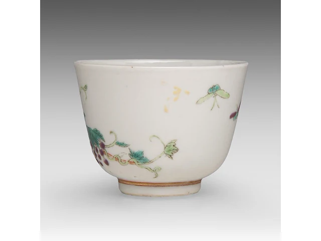 A chinese famille rose 'grapevine' cup, with a qianlong mark, 19thc, h 6 cm - an assembled gaiwan lidded tea bowl, a 18thc lid and a 19thc 'peach' tea bowl, total h 7 - ø 9,5 cm - afbeelding 10 van  14