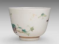 A chinese famille rose 'grapevine' cup, with a qianlong mark, 19thc, h 6 cm - an assembled gaiwan lidded tea bowl, a 18thc lid and a 19thc 'peach' tea bowl, total h 7 - ø 9,5 cm - afbeelding 10 van  14
