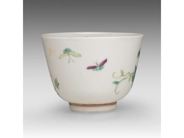A chinese famille rose 'grapevine' cup, with a qianlong mark, 19thc, h 6 cm - an assembled gaiwan lidded tea bowl, a 18thc lid and a 19thc 'peach' tea bowl, total h 7 - ø 9,5 cm - afbeelding 11 van  14