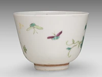 A chinese famille rose 'grapevine' cup, with a qianlong mark, 19thc, h 6 cm - an assembled gaiwan lidded tea bowl, a 18thc lid and a 19thc 'peach' tea bowl, total h 7 - ø 9,5 cm - afbeelding 11 van  14
