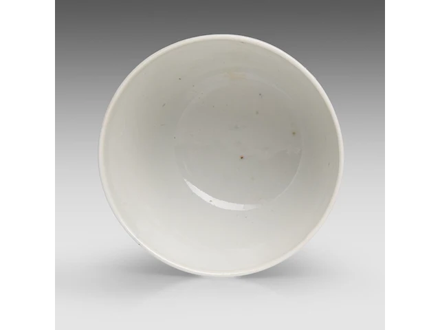 A chinese famille rose 'grapevine' cup, with a qianlong mark, 19thc, h 6 cm - an assembled gaiwan lidded tea bowl, a 18thc lid and a 19thc 'peach' tea bowl, total h 7 - ø 9,5 cm - afbeelding 12 van  14
