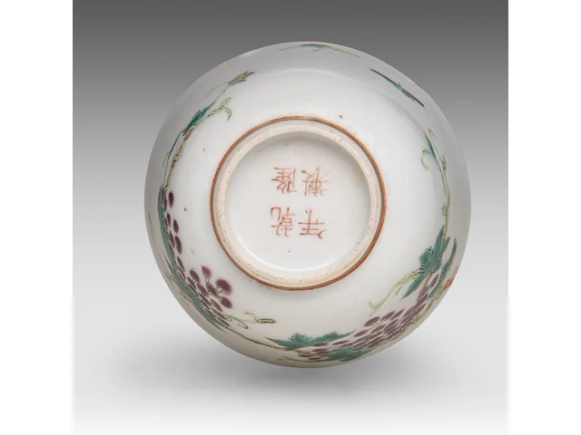 A chinese famille rose 'grapevine' cup, with a qianlong mark, 19thc, h 6 cm - an assembled gaiwan lidded tea bowl, a 18thc lid and a 19thc 'peach' tea bowl, total h 7 - ø 9,5 cm - afbeelding 13 van  14