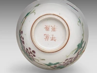A chinese famille rose 'grapevine' cup, with a qianlong mark, 19thc, h 6 cm - an assembled gaiwan lidded tea bowl, a 18thc lid and a 19thc 'peach' tea bowl, total h 7 - ø 9,5 cm - afbeelding 13 van  14