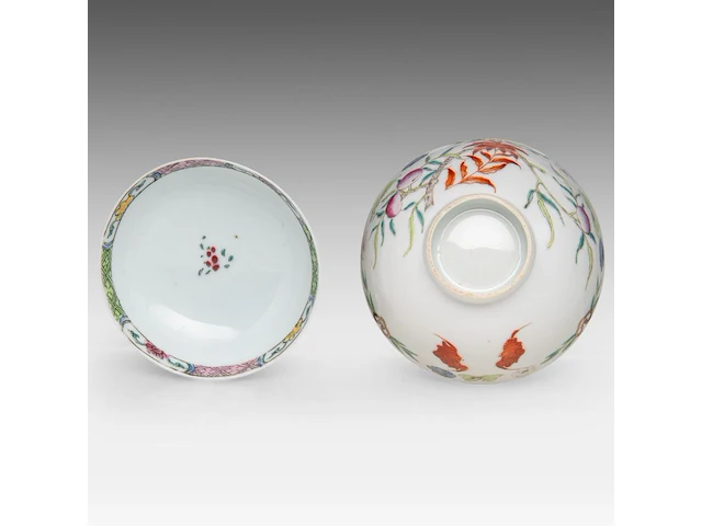 A chinese famille rose 'grapevine' cup, with a qianlong mark, 19thc, h 6 cm - an assembled gaiwan lidded tea bowl, a 18thc lid and a 19thc 'peach' tea bowl, total h 7 - ø 9,5 cm - afbeelding 14 van  14
