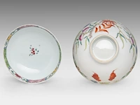 A chinese famille rose 'grapevine' cup, with a qianlong mark, 19thc, h 6 cm - an assembled gaiwan lidded tea bowl, a 18thc lid and a 19thc 'peach' tea bowl, total h 7 - ø 9,5 cm - afbeelding 14 van  14