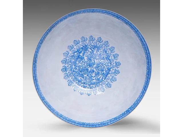 A chinese famille rose 'immortals' egg-shell porcelain bowl, marked, 20thc, h 9 - ø 22 cm - afbeelding 5 van  7