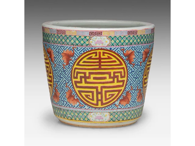 A chinese famille rose 'longevity' planter cache pot, 19thc, total h 31 - ø 35 cm - afbeelding 1 van  9