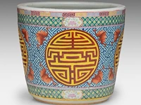 A chinese famille rose 'longevity' planter cache pot, 19thc, total h 31 - ø 35 cm