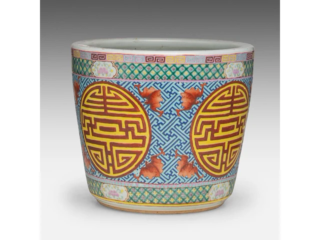 A chinese famille rose 'longevity' planter cache pot, 19thc, total h 31 - ø 35 cm - afbeelding 2 van  9