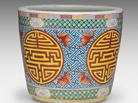 A chinese famille rose 'longevity' planter cache pot, 19thc, total h 31 - ø 35 cm - afbeelding 2 van  9