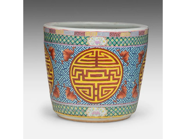 A chinese famille rose 'longevity' planter cache pot, 19thc, total h 31 - ø 35 cm - afbeelding 3 van  9