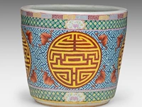A chinese famille rose 'longevity' planter cache pot, 19thc, total h 31 - ø 35 cm - afbeelding 3 van  9