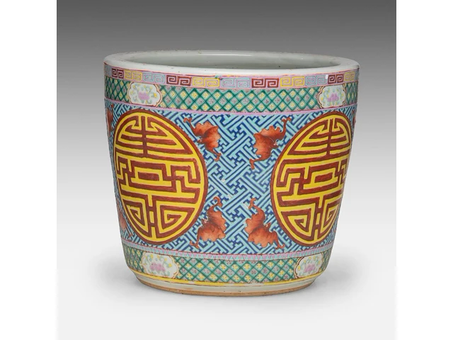 A chinese famille rose 'longevity' planter cache pot, 19thc, total h 31 - ø 35 cm - afbeelding 4 van  9