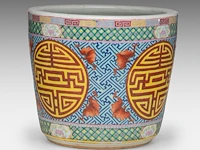 A chinese famille rose 'longevity' planter cache pot, 19thc, total h 31 - ø 35 cm - afbeelding 4 van  9