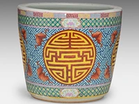 A chinese famille rose 'longevity' planter cache pot, 19thc, total h 31 - ø 35 cm - afbeelding 5 van  9