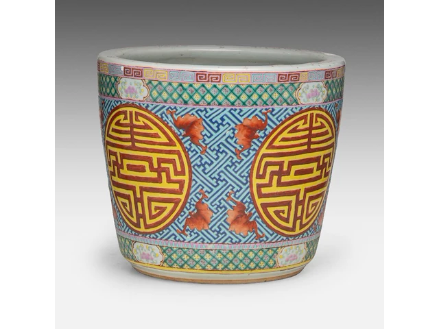 A chinese famille rose 'longevity' planter cache pot, 19thc, total h 31 - ø 35 cm - afbeelding 6 van  9