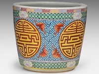 A chinese famille rose 'longevity' planter cache pot, 19thc, total h 31 - ø 35 cm - afbeelding 6 van  9