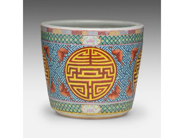 A chinese famille rose 'longevity' planter cache pot, 19thc, total h 31 - ø 35 cm - afbeelding 7 van  9