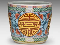 A chinese famille rose 'longevity' planter cache pot, 19thc, total h 31 - ø 35 cm - afbeelding 7 van  9