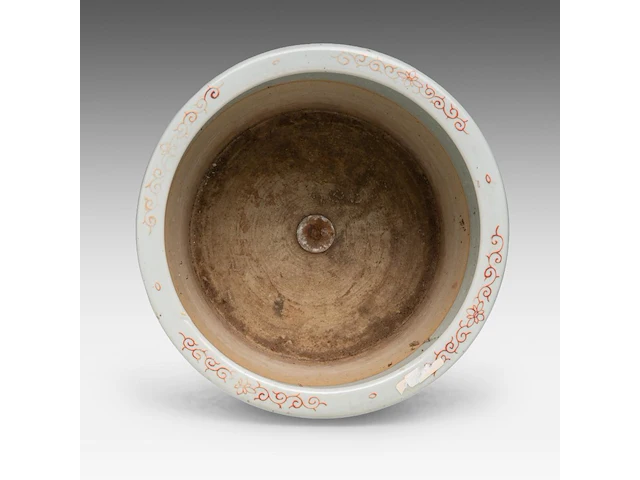 A chinese famille rose 'longevity' planter cache pot, 19thc, total h 31 - ø 35 cm - afbeelding 8 van  9