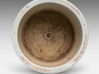 A chinese famille rose 'longevity' planter cache pot, 19thc, total h 31 - ø 35 cm - afbeelding 8 van  9
