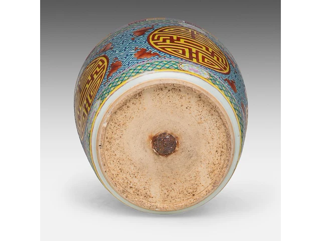 A chinese famille rose 'longevity' planter cache pot, 19thc, total h 31 - ø 35 cm - afbeelding 9 van  9