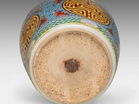 A chinese famille rose 'longevity' planter cache pot, 19thc, total h 31 - ø 35 cm - afbeelding 9 van  9