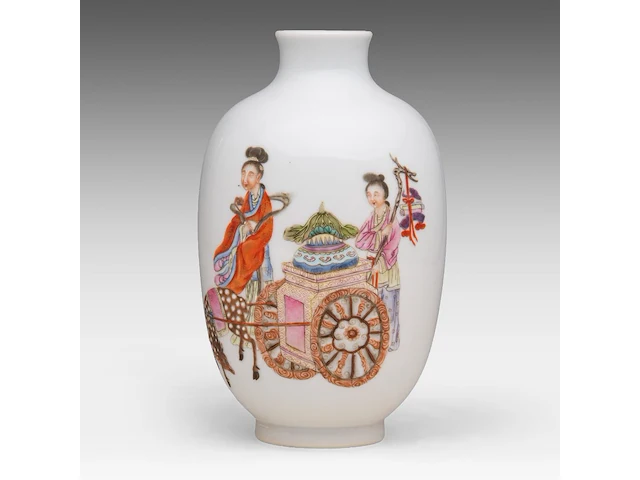 A chinese famille rose 'magu, deer and servant' vase, a signed text and marked to the bottom, h 15,8 cm - afbeelding 1 van  7