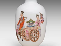 A chinese famille rose 'magu, deer and servant' vase, a signed text and marked to the bottom, h 15,8 cm