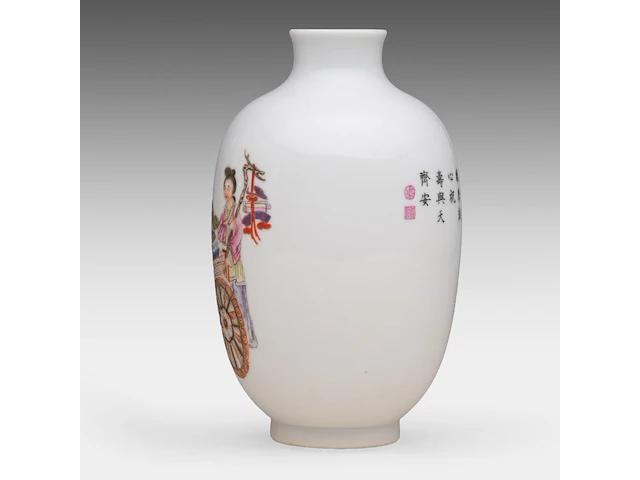 A chinese famille rose 'magu, deer and servant' vase, a signed text and marked to the bottom, h 15,8 cm - afbeelding 2 van  7