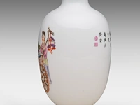 A chinese famille rose 'magu, deer and servant' vase, a signed text and marked to the bottom, h 15,8 cm - afbeelding 2 van  7