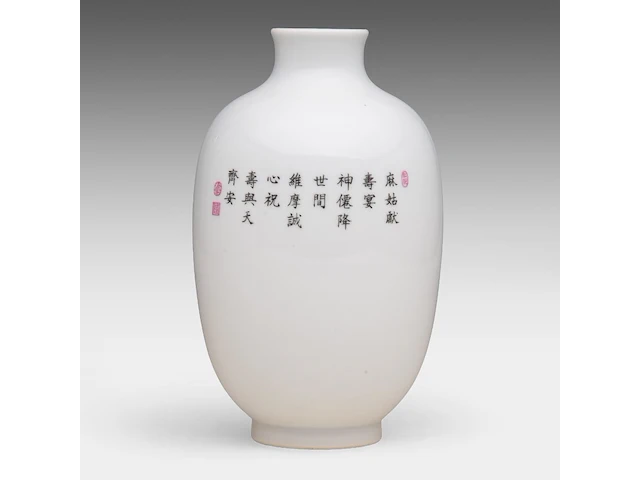 A chinese famille rose 'magu, deer and servant' vase, a signed text and marked to the bottom, h 15,8 cm - afbeelding 3 van  7