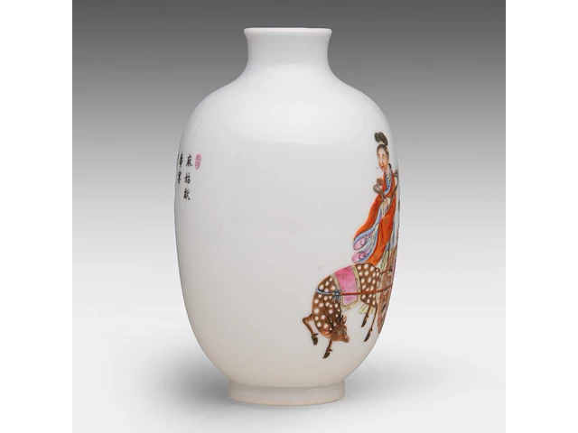 A chinese famille rose 'magu, deer and servant' vase, a signed text and marked to the bottom, h 15,8 cm - afbeelding 4 van  7