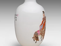 A chinese famille rose 'magu, deer and servant' vase, a signed text and marked to the bottom, h 15,8 cm - afbeelding 4 van  7