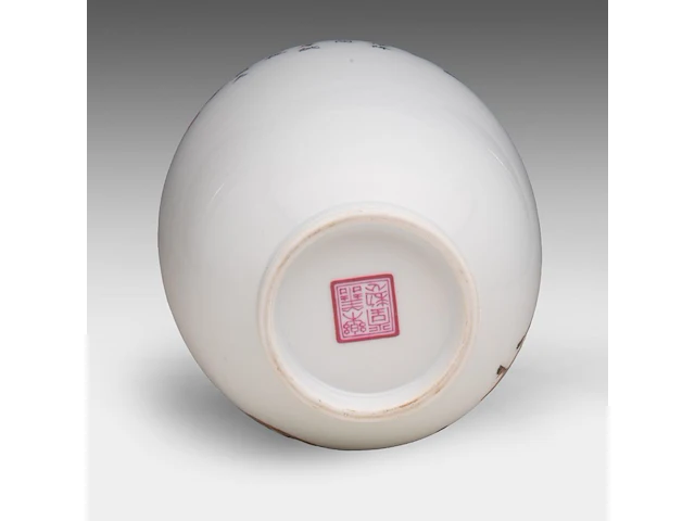 A chinese famille rose 'magu, deer and servant' vase, a signed text and marked to the bottom, h 15,8 cm - afbeelding 6 van  7