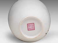 A chinese famille rose 'magu, deer and servant' vase, a signed text and marked to the bottom, h 15,8 cm - afbeelding 6 van  7