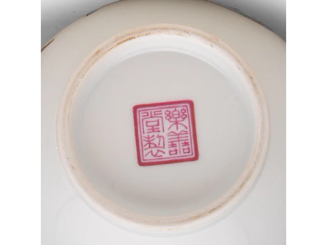 A chinese famille rose 'magu, deer and servant' vase, a signed text and marked to the bottom, h 15,8 cm - afbeelding 7 van  7