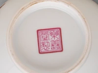 A chinese famille rose 'magu, deer and servant' vase, a signed text and marked to the bottom, h 15,8 cm - afbeelding 7 van  7