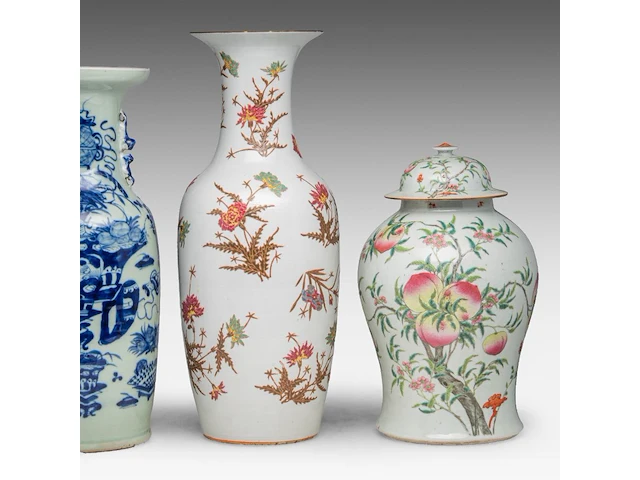 A chinese famille rose 'nine peaches' covered vase and a 'chrysanthemum and peony' vase, late 19thc, total h 44,5 - 61 cm - afbeelding 1 van  8