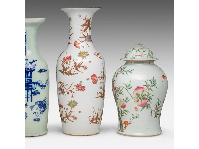 A chinese famille rose 'nine peaches' covered vase and a 'chrysanthemum and peony' vase, late 19thc, total h 44,5 - 61 cm - afbeelding 2 van  8