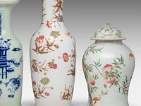 A chinese famille rose 'nine peaches' covered vase and a 'chrysanthemum and peony' vase, late 19thc, total h 44,5 - 61 cm - afbeelding 2 van  8