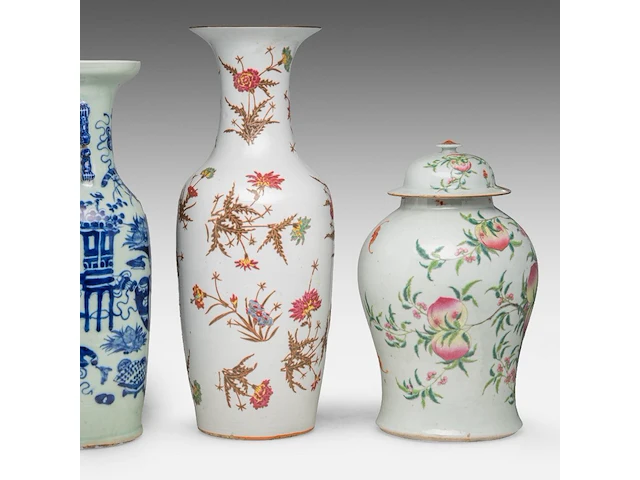 A chinese famille rose 'nine peaches' covered vase and a 'chrysanthemum and peony' vase, late 19thc, total h 44,5 - 61 cm - afbeelding 4 van  8