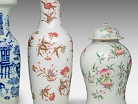 A chinese famille rose 'nine peaches' covered vase and a 'chrysanthemum and peony' vase, late 19thc, total h 44,5 - 61 cm - afbeelding 4 van  8
