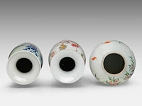 A chinese famille rose 'nine peaches' covered vase and a 'chrysanthemum and peony' vase, late 19thc, total h 44,5 - 61 cm - afbeelding 5 van  8