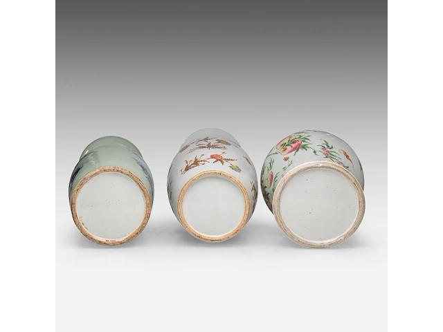 A chinese famille rose 'nine peaches' covered vase and a 'chrysanthemum and peony' vase, late 19thc, total h 44,5 - 61 cm - afbeelding 6 van  8