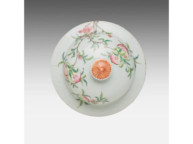 A chinese famille rose 'nine peaches' covered vase and a 'chrysanthemum and peony' vase, late 19thc, total h 44,5 - 61 cm - afbeelding 7 van  8