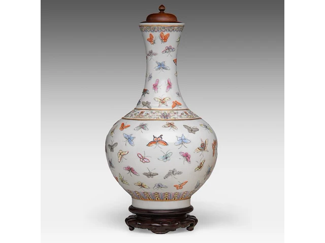 A chinese famille rose 'one hundred butterflies' bottle vase, with a guangxu mark, vintage, h 39,5 cm - afbeelding 1 van  6